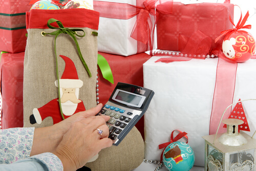 man budgeting for holiday shopping