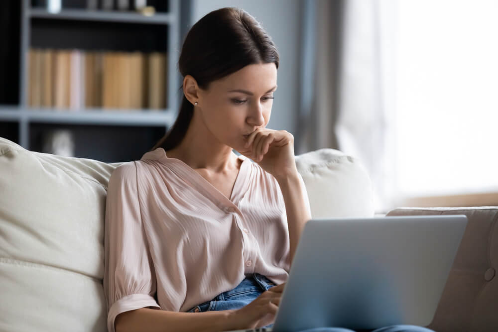 woman choosing a bad credit payday loan company